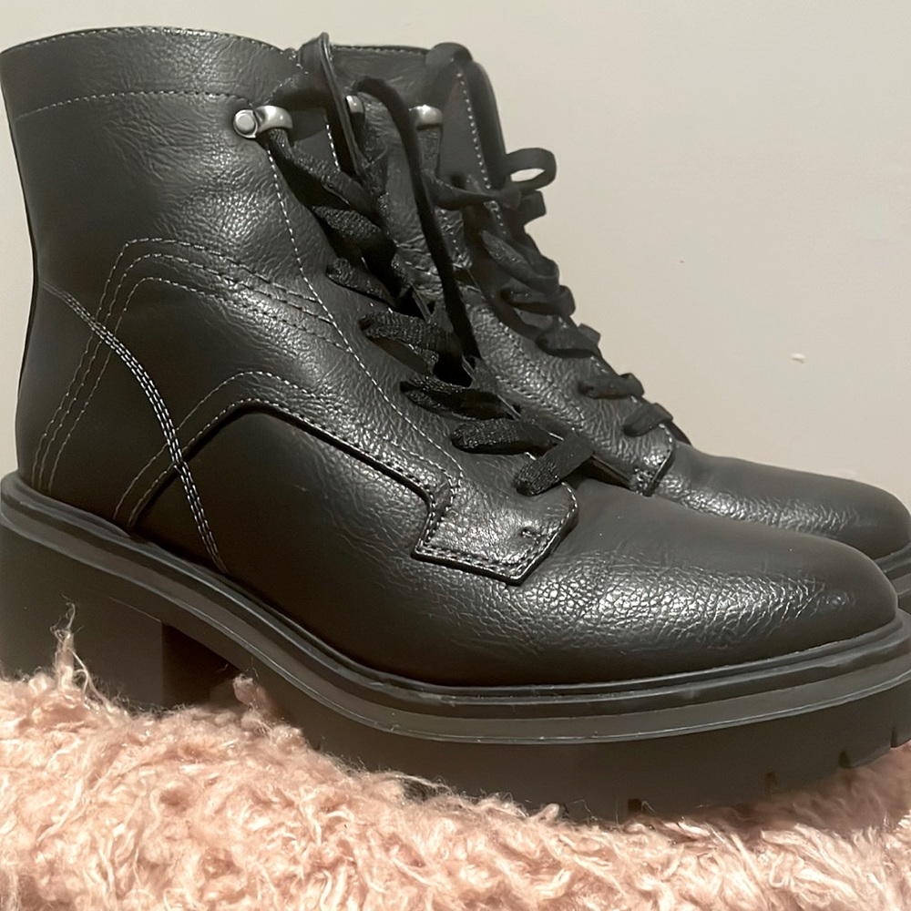 Naturalizer Abbott boots size 8 NWOT.
